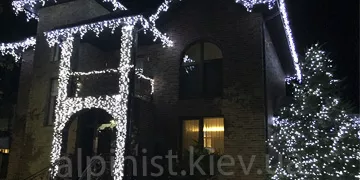 Новогоднее украшение дома альпинистами